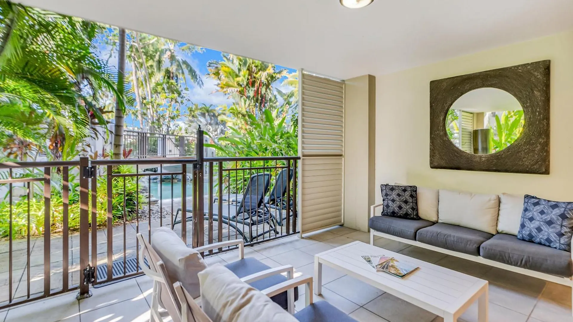 Resort-Style Swim Out - A Poolside Oasis Port Douglas Appartamento